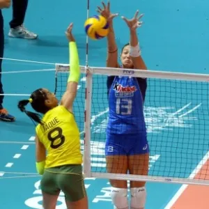 Jaqueline encara o bloquei duplo da Itália na disputa pelo terceiro lugar no Mundial de Vôlei - Divulgação/FIVB