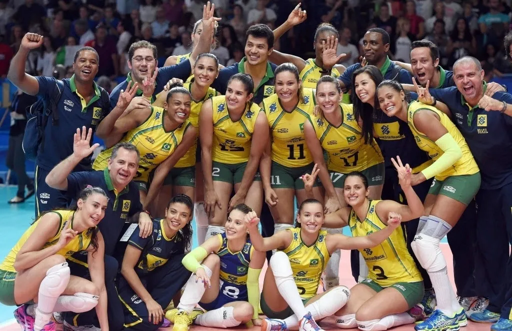 Jogadoras da seleção brasileira comemoram conquista da medalha de bronze no Mundial de Vôlei após vencerem a Itália, donas da casa, em um jogo disputado em cinco sets - EFE/EPA/Daniel Dal Zennaro