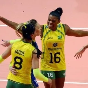 Jogadoras do Brasil comemoram vitória no segundo set sobre as italianas na disputa pelo terceiro lugar no Mundial de Vôlei - Divulgação/FIVB