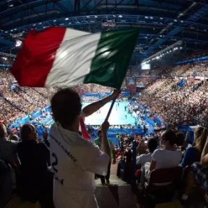 Torcida da Itália faz a festa nas arquibancadas do ginásio Mediolanum Forum, em Milão. As italianas jogam em casa e contam com muito apoio da torcida - Divulgação/FIVB