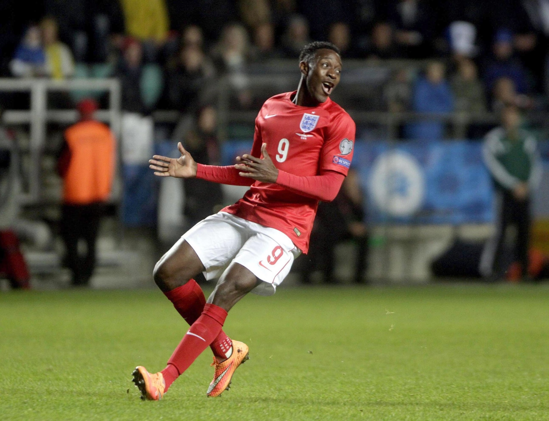 Welbeck, atacante da Inglaterra, lamenta chance perdida na partida contra a Estônia, válida pelas Eliminatórias da Euro - EFE/EPA/VALDA KALNINA