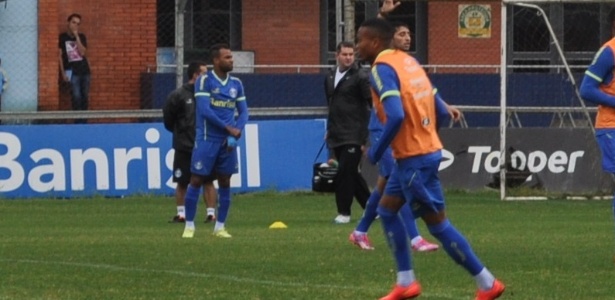 Fernandinho (e) deu susto, mas permaneceu no treinamento do Grêmio - Marinho Saldanha/UOL