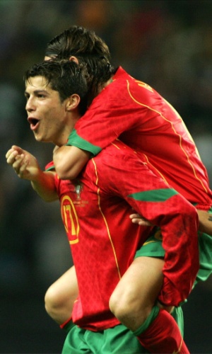 Cristiano Ronaldo celebra um de seus gols na goleada portuguesa sobre a Rússia por 7 a 1 em 2004