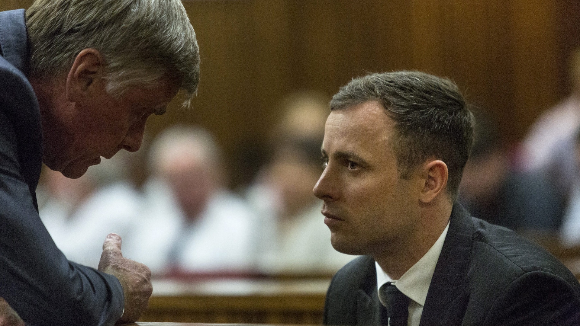 Oscar Pistorius comparece a tribunal para ouvir a sentença de seu homicídio culposo. Ele matou a tiros a ex-namorada, Reeva Steenkamp, em 2013