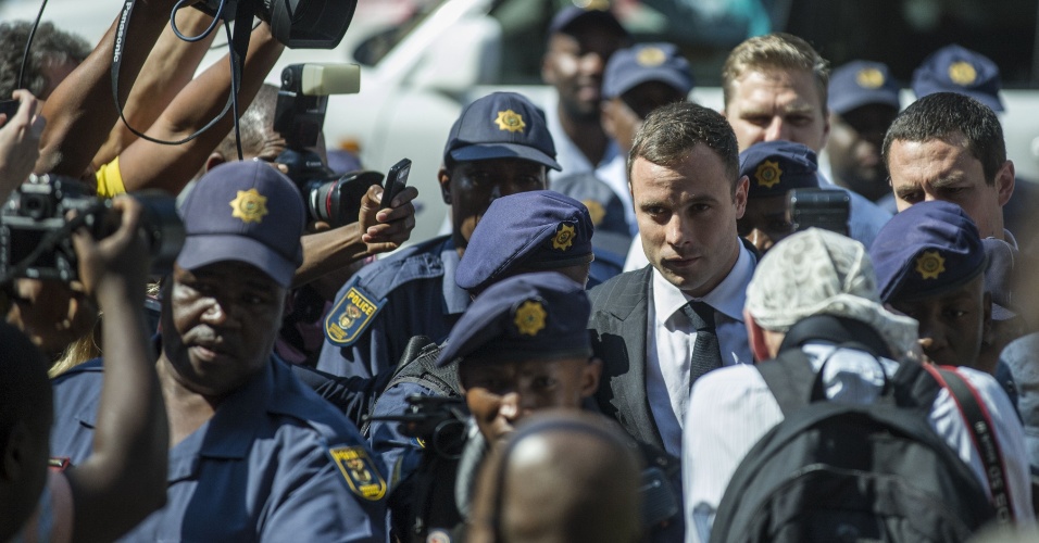 Sob forte esquema de segurança, Oscar Pistorius é levado ao tribunal em Pretoria, para ouvir sua sentença. Ele foi condenado por homicídio culposo na morte da ex-namorada