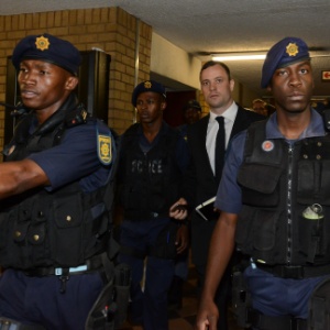 Sob forte esquema de segurança, Oscar Pistorius é levado ao tribunal em Pretoria, para ouvir sua sentença. Ele foi condenado por homicídio culposo na morte da ex-namorada - undefined