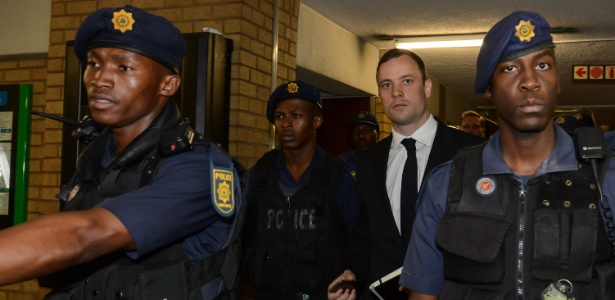Sob forte esquema de segurança, Oscar Pistorius é levado ao tribunal em Pretoria, para ouvir sua sentença. Ele foi condenado por homicídio culposo na morte da ex-namorada - AFP PHOTO/MUJAHID SAFODIEN 