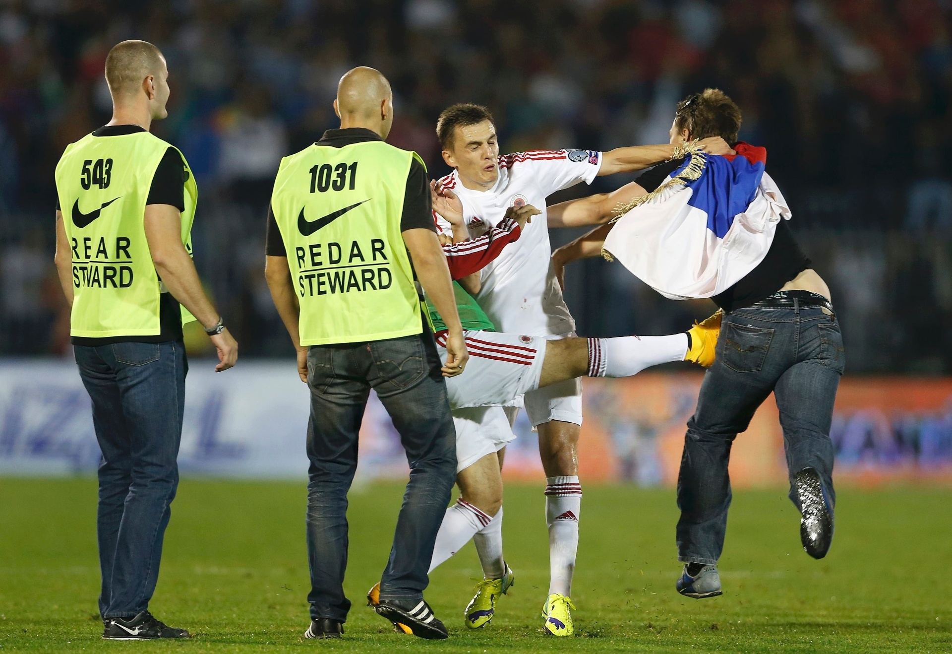 Torcedores do Nice atiram objetos no campo, invadem, brigam e param jogo  contra Olympique, futebol francês