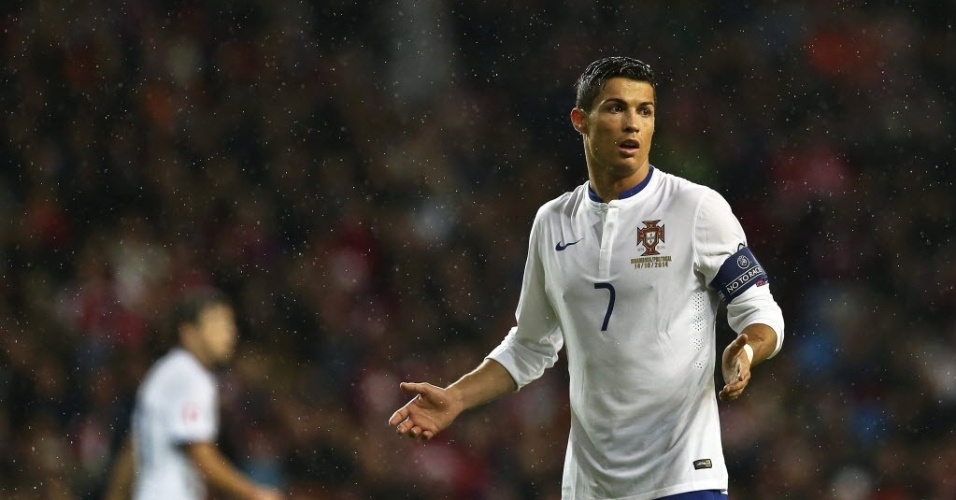 Cristiano Ronaldo em ação durante jogo de Portugal pelas Eliminatórias da Euro