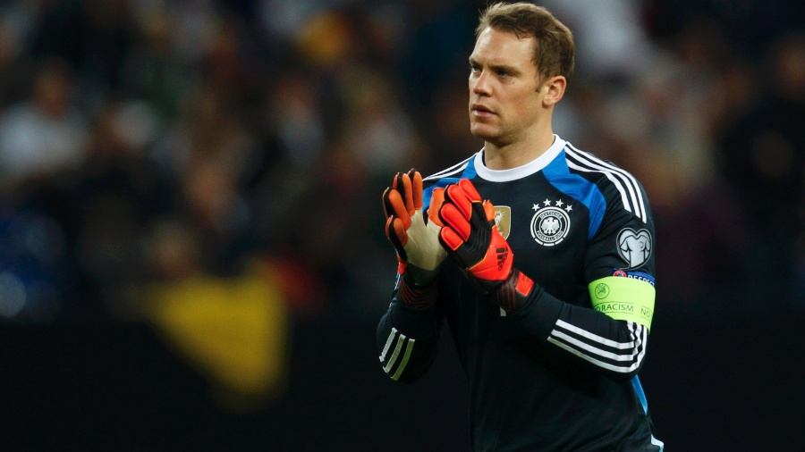 Neuer aplaude atuação da Alemanha durante jogo das Eliminatórias da Euro - INA FASSBENDER / REUTERS