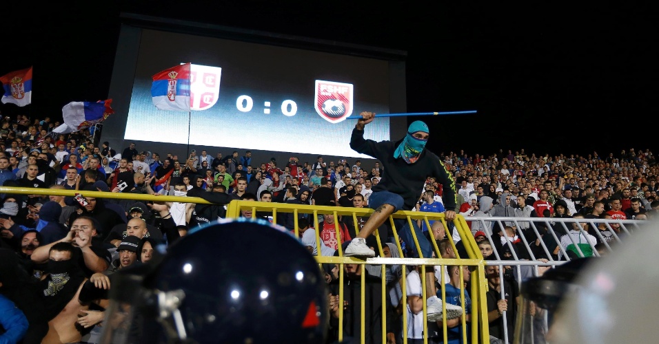 Torcedor mascarado tenta saltar grade e invadir o gramado durante jogo entre Sérvia x Albânia