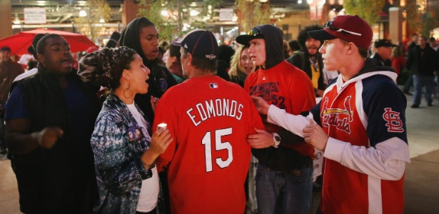 Torcedores do Cardinals e manifestantes discutem perto do estádio em St. Louis - SCOTT OLSON/AFP