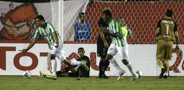 Goleiro Fernández, do Vitória, lamenta após levar gol de Bocanegra - EFE/RAUL SPINASSÉ