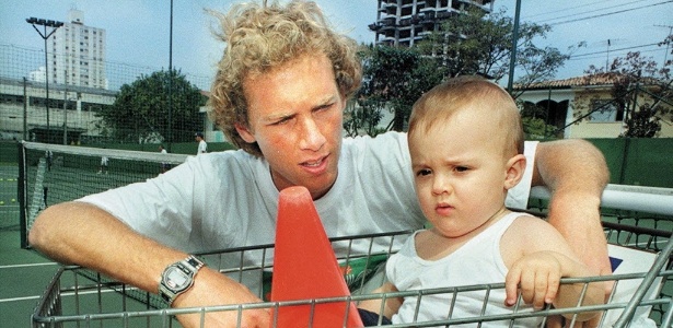 Jaime Oncins com o filho em inauguração de academia em 1999 - Lili Martins/Folhapress
