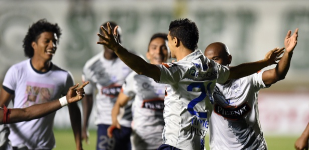 Jogadores do Emelec comemora vitória nos pênaltis sobre o Goiás no Serra Dourada - AFP PHOTO/EVARISTO
