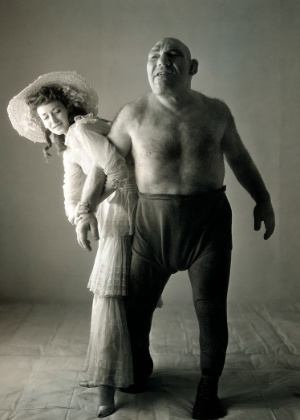 O lutador Maurice Tillet com a modelo Dorian Leigh; ele foi a inspiração do ogro Shrek - Reprodução/Blog Death Mask of Maurice Tillet - Reprodução/Blog Death Mask of Maurice Tillet