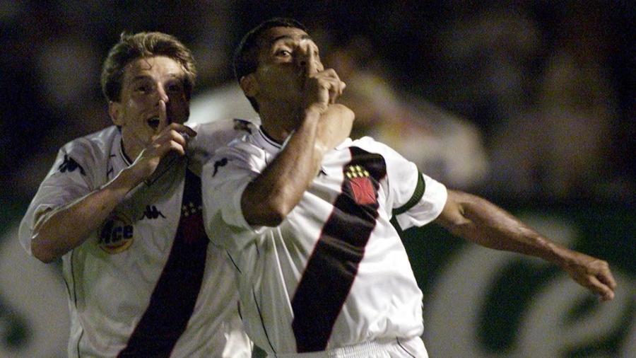Romário e Juninho Paulista comemoram vitória do Vasco sobre o Palmeiras na final da Mercosul - REUTERS/Paulo Whitaker