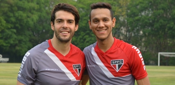 Kaká e Souza posam descontraídos para foto após retornarem da seleção brasileira  - Site Oficial do São Paulo 