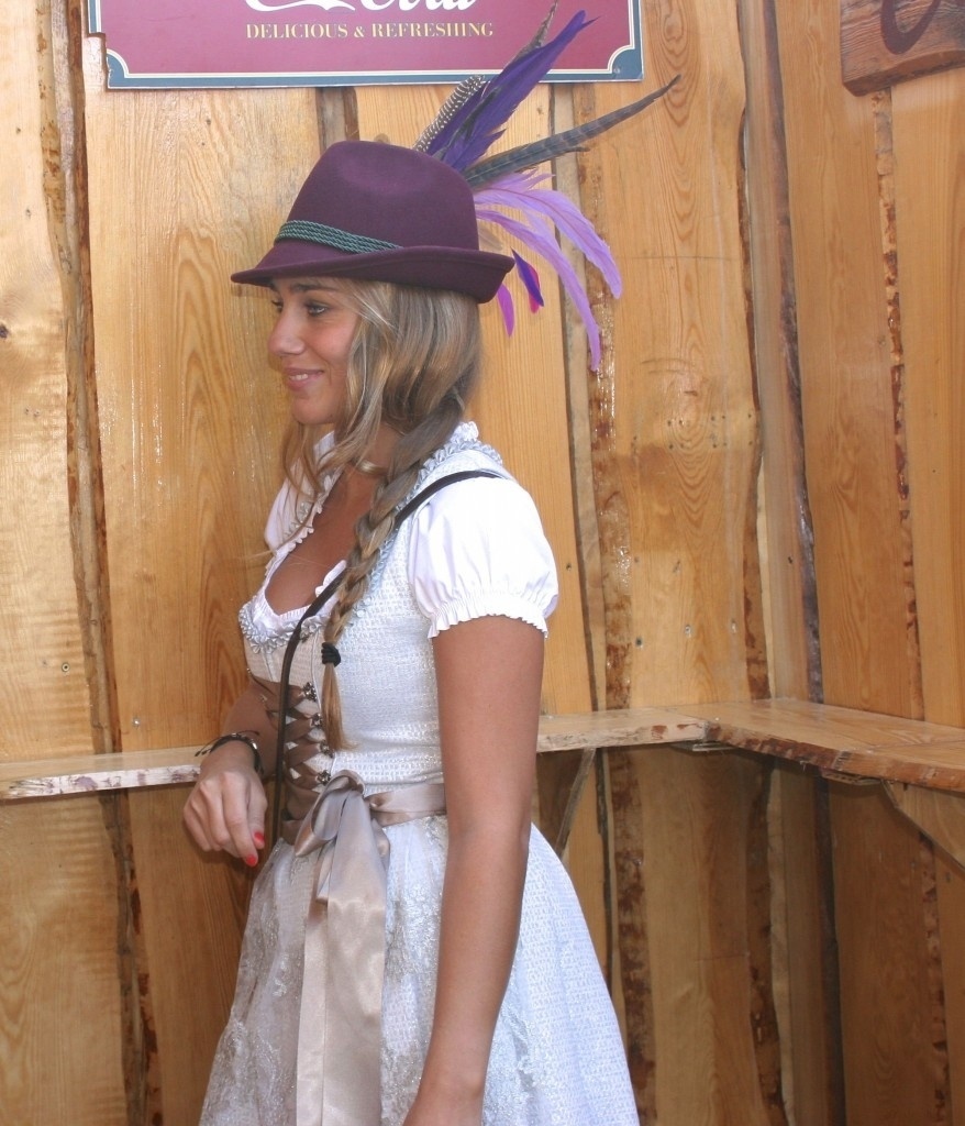 Em Munique, lojas tem um andar dedicado às vestes da Oktoberfest, com diversos modelos da tradicional veste - Divulgação