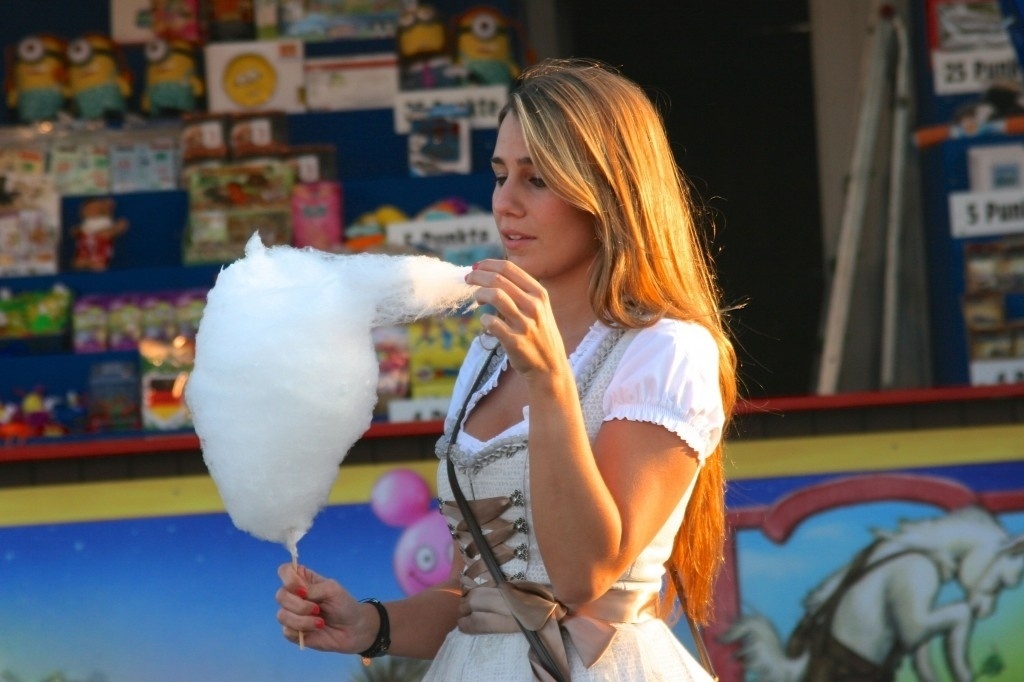 Julia Viga não curtiu sua primeira Oktoberfest e reclamou do vestido tradicional. Quando colocou pela primeira vez, no entanto, mudou de ideia - Divulgação