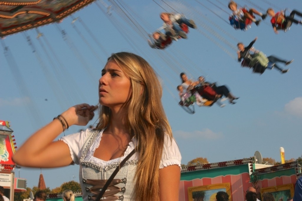 Julia Viga não curtiu sua primeira Oktoberfest e reclamou do vestido tradicional. Quando colocou pela primeira vez, no entanto, mudou de ideia - Divulgação