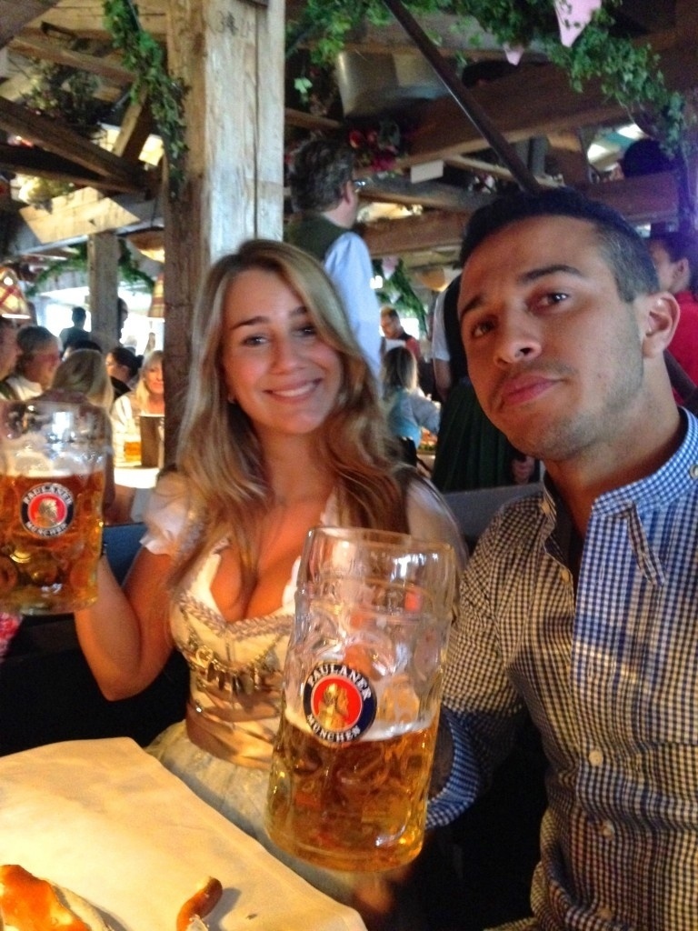 Thiago Alcântara, jogador do Bayern de Munique, mudou-se para a Alemanha em 2013 e 'arrastou' a namorada, Julia Viga para a terra da Oktoberfest - Divulgação