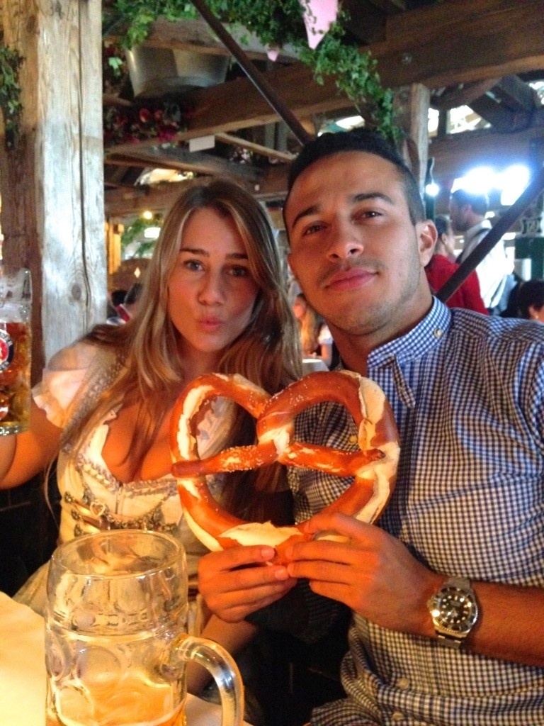 Thiago Alcântara, jogador do Bayern de Munique, mudou-se para a Alemanha em 2013 e 'arrastou' a namorada, Julia Viga para a terra da Oktoberfest - Divulgação