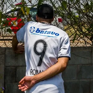 Torcedor com camisa do Ronaldo vai ao CT do Corinthians para protestar - Apu Gomes/Folhapress