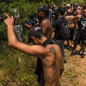 Torcedores do Corinthians enfrentam sol forte e protestam contra a má fase do time na temporada - Apu Gomes/Folhapress