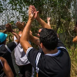 Torcedores do Corinthians enfrentam sol forte e protestam contra a má fase do time na temporada - Apu Gomes/Folhapress