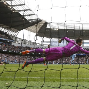 18.out.2014 - Agüero marca seu quarto gol na partida do Manchester City contra o Tottenham pelo Inglês - REUTERS/Darren Staples