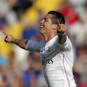 18.outt.2014 - Cristiano Ronaldo comemora após marcar o seu segundo gol no jogo contra o Levante, o terceiro do Real - EFE/Manuel Bruque.