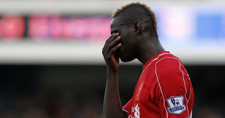 19.out.2014 - Balotelli lamenta erro na partida entre Liverpool e o Queens Park Rangers no Campeonato Inglês