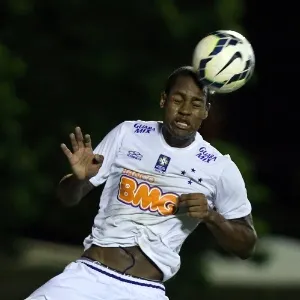Dedé sobe sozinho para cabecear a bola - Felipe Oliveira/Getty Images