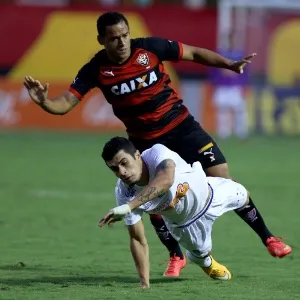 Egídio (Cruzeiro) leva a pior em dividida com Marcinho (Vitória) - Felipe Oliveira/Getty Images