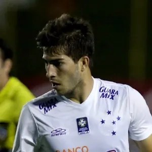 Lucas Silva, desmarcado, controla a bola - Felipe Oliveira/Getty Images