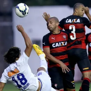 Marcelo Moreno tenta chute acrobático contra o Vitória - Felipe Oliveira/Getty Images