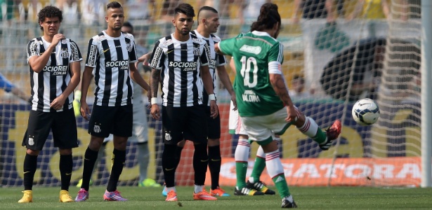 Valdivia tenta cobrança de falta durante clássico entre Palmeiras e Santos pelo Brasileiro - Friedemann Vogel/Getty Images