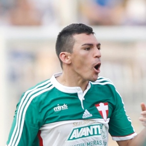 Zagueiro Lúcio, do Palmeiras, reclama durante clássico contra o Santos no Pacaembu - undefined