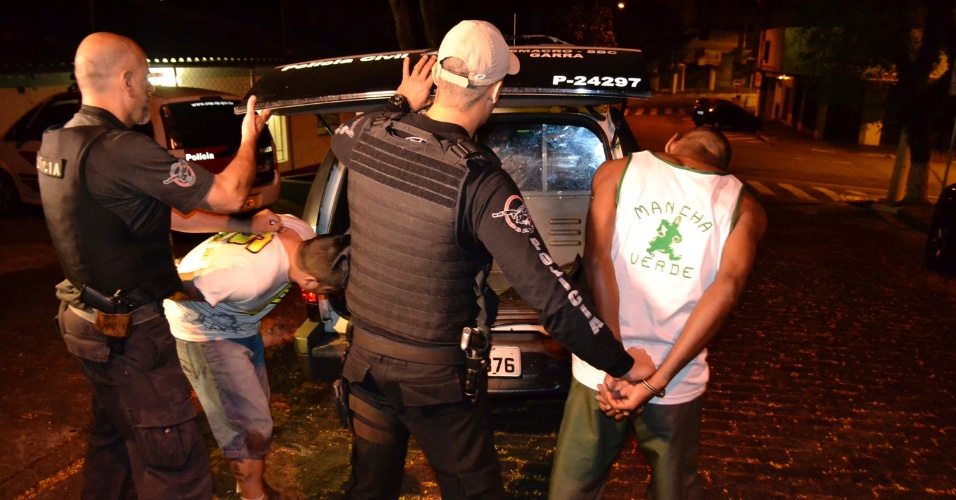 20.out.2010 - Integrantes de torcida organizada do Palmeiras são presos após briga com torcedores santistas na rodovia Anchieta