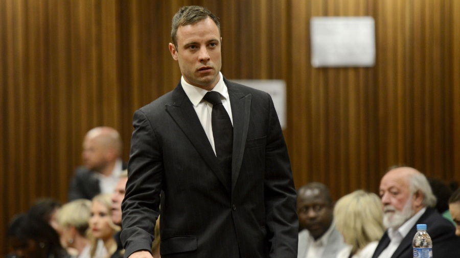 Oscar Pistorius em 2014, no tribunal; ele matou a tiros a ex-namorada, Reeva Steenkamp, em 2013