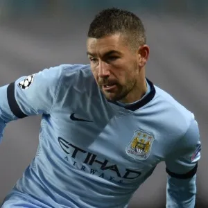 Mário Fernandes (vermelho) tenta impedir passe de Kolarov, do Manchester City - ALEXANDER NEMENOV / AFP
