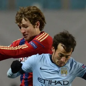 Mário Fernandes (vermelho) tenta roubar a bola de David Silva, do Manchester City - YURI KADOBNOV / AFP