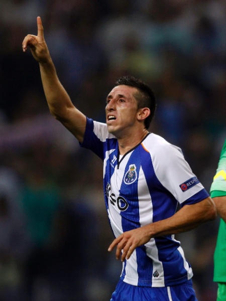 Mexicano Hector Herrera sai para comemorar gol para tristeza do goleiro Iraizoz - MIGUEL VIDAL / REUTERS