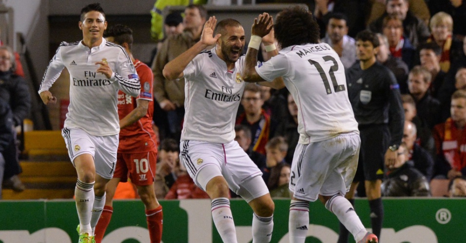 Benzema, atacante do Real Madrid, comemora gol marcado contra o Liverpool com Marcelo, em jogo válido pela Liga dos Campeões
