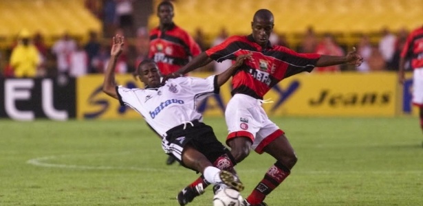 Cleisson (dir.) disputa bola com Amaral em Flamengo x Corinthians em 1999 - Rosane Marinho/Folhapress
