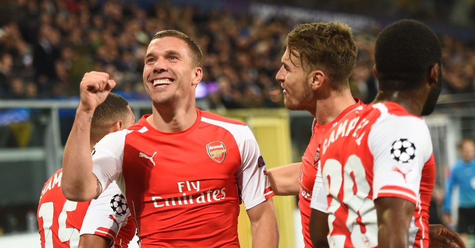 Podolski comemora gol que garantiu vitória do Arsenal na Liga dos Campeões