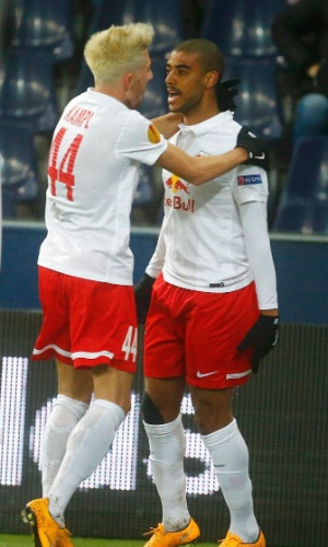 Brasileiro Alan comemora um dos gols do Red Bull Salzburg ao lado de Kevin Kampl