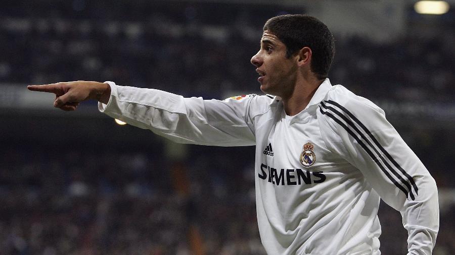 Cicinho em ação pelo Real Madrid - Getty Images