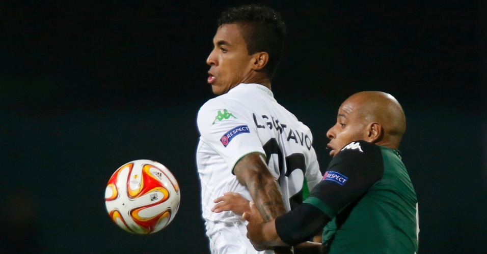 Luiz Gustavo (esquerda) e Ari (direita) disputam bola durante jogo entre Wolfsburg x Krasnodar